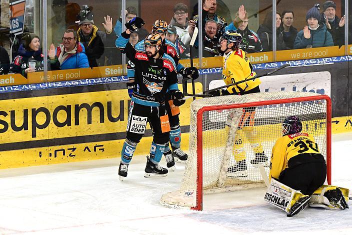 Shawn St.Amant (Steinbach Black Wings Linz) feiert das Tor zum 1 zu 0,  Win2Day ICE Hockey League,  Steinbach Black Wings Linz vs Spusu Vienna Capitals,  Linz AG Eisarena