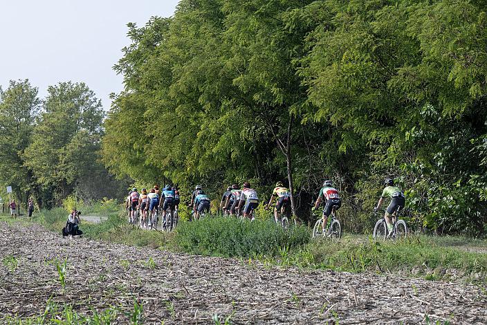 Das Peleton in Piazzola sul Brenta, mit Weltmeister Gianni Vermeersch (BEL, Alpecin-Deceunink), Mathieu van der Poel (NED, Alpecin-Deceuninck), Serenissima Gravel, Porto Barricata - Piazzola sul Brenta, Veneto, ITA 190,9 km