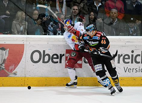 Christoph Ibounig Liwest Black Wings Linz im Duell mit Douglas Lynch EC Red Bull Salzburg