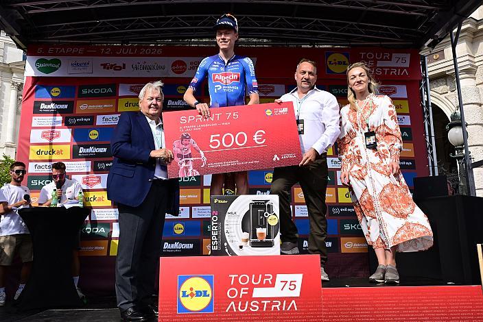 Sprintsieger Sonderwertung Wolfgang Steinmayr, Witse Meeussen (BEL, Alpecin-Deceuninck Development Team). 5. Etappe von Langenlois nach Wien, 109km, Tour of Austria