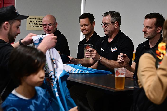 Scout Rick Nasheim (Steinbach Black Wings Linz), Assistent Coach Mark Szücs (Steinbach Black Wings Linz), Assistant Coach und Tormann Trainer Jürgen Penker (Steinbach Black Wings Linz), Head Coach Philipp Lukas (Steinbach Black Wings Linz) Steinbach Black Wings Linz , VIP Bereich, Linz AG Eisarena 