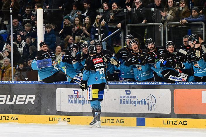 Jonathan Oschgan (Steinbach Black Wings Linz) jubelt über das Tor zum 7 zu 0,  34. Runde ICE, Steinbach Black Wings Linz vs Hydro Fehervar AV 19, Linz AG Eisarena