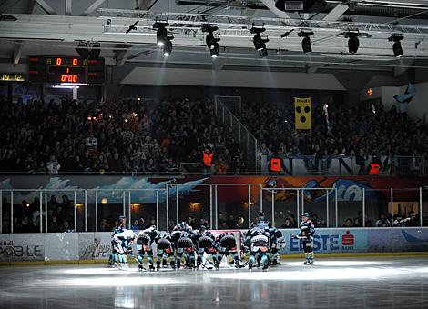 Die Liwest Black Wings Linz und zahlreiche Fans der Linzer im Salzburger Volksgarten.