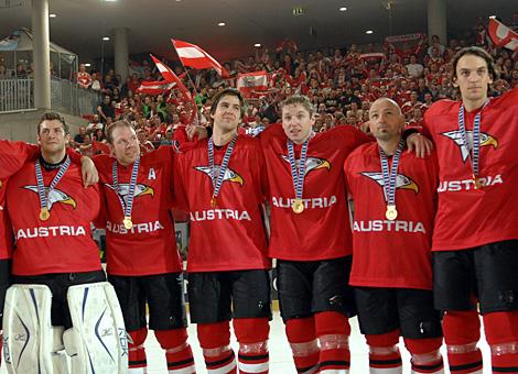 Team Austria feiert den Aufsteig in die Gruppe 1. v.L. Bernd Brueckler, Jeremy Rebek, Gerd Gruber, Thomas Vanek, Gerhard Unterlggauer, Martin Oraze.