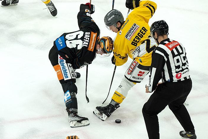 Stefan Gaffal (Steinbach Black Wings Linz), Simon Berger (HC Pustertal Wölfe) Steinbach Black Wings Linz vs HC Pustertal Woelfe, 7. Runde ICE Hockey League, Steinbach Black Wings Linz, Linz AG Eisarena 