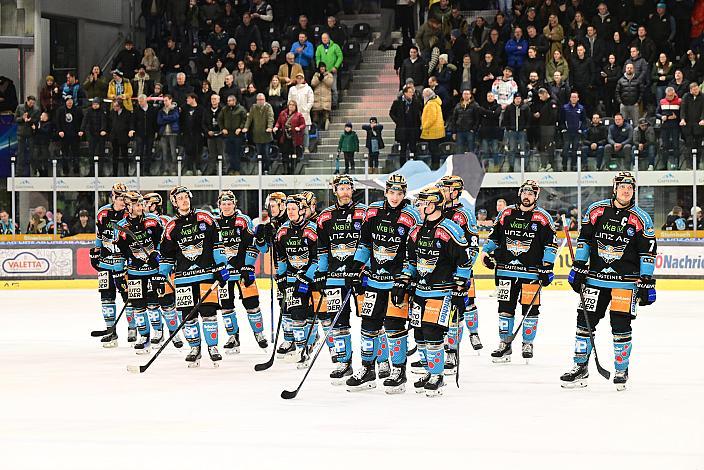 Das Team der Steinbach Black Wings Linz feiern den Heimsieg über die Bozener. Win2Day ICE Hockey League,  Steinbach Black Wings Linz vs HCB Suedtirol Alperia ,  Linz AG Eisarena