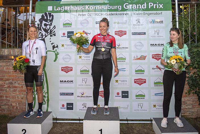 Podest ÖM Damen Kriterium. v.l. 2. Platz. Sylvia Gehnböck (AUT, Format RC),  Siegerin Verena Eberhardt (AUT, RC Südburgenland), 3. Platz  Sandra Gieringer (AUT, La Musette Radunion), Heurigen Grand Prix Klein-Engersdorf,  U23, Elite Damen und Herren