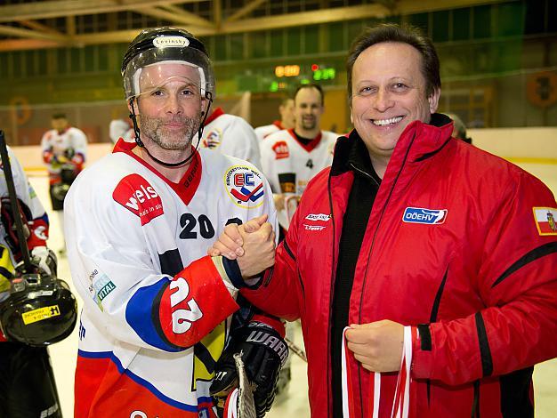 OOEEHV Verbands Praesident Christian Ladberg uebergibt die Medaille der 1. Liwest Landesliga an Gerald Dopona, WEls 