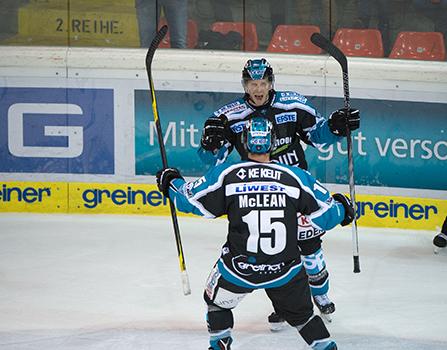 Jason Ulmer (EHC Liwest Black Wings Linz) und Brett McLean (EHC Liwest Black Wings Linz) feiern den Shorthander zum 3 zu 4 Zwischenstand. EHC Liwest Black Wings Linz vs HC Orli Znojmo