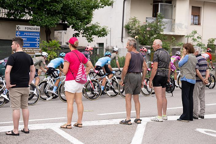 Das Peleton bei Fonzaso, Stage 18, Borgo Val Sugana - Treviso, 105. Giro d Italia, UCI Worl Tour