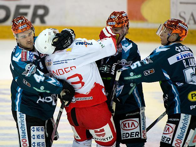 Fabian Scholz, Curtis Murphy und Robert Lukas, Linz gegen Markus Gander, Bozen, EHC Liwest Black Wings Linz vs HCB Suedtirol 