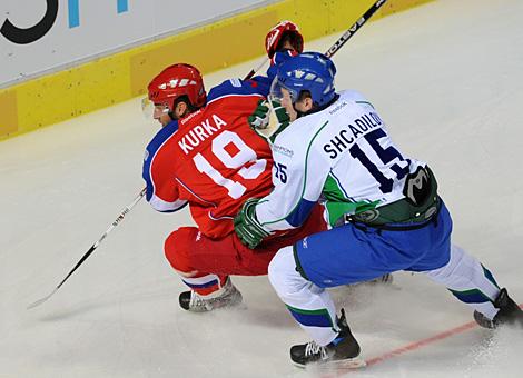 #19 Tomas Kurka, Suermer, HC Mountfield Ceske Budejovice verfolgt von der #15 Igor Shadilov, Verteidiger, Salavat Yulayev Ufa.