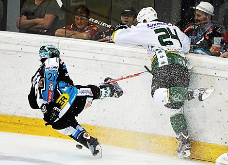 Philipp Lukas EHC Liwest Black Wings Linz vs. Michal Gulasi HC Energy Karlovy Vary