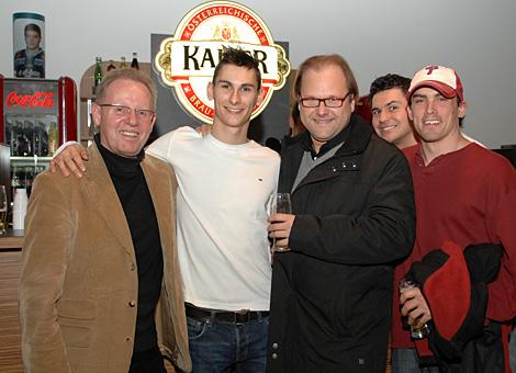 Spieler Daniel Oberkofler, Gero Prybil, Werbefachmann, Florian Iberer und Tormann Alex Westlund. 