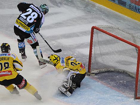 Mike Ouellette, Linz vor Tormann Sebsatian Stefaniszin, Vienna Capitals, UPC Vienna Capitals vs EHC Liwest Black Wings, Play Off -Viertelfinale, Spiel 2