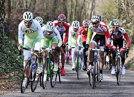 Saisonstart in Leonding das Feld im Anstieg, in Fuehrung Robert Vrecer, Team Perutnina Ptuj, links Josef Benetseder, Team Vorarlberg 