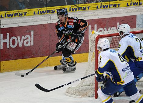 Christian Haidinger, Nachwuchspieler der Liwest Black Wings Linz im Angriff auf das Tor KHL Medvescak Zagreb 