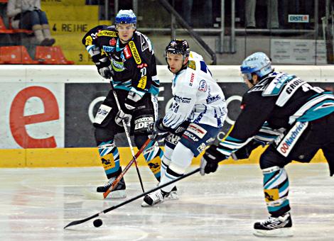 #27 Gerd Gruber und #17 Francois Groleaux, beide Liwest Black Wings Linz klaeren vor der #21 Csaba Kovacs, Stuermer, Alba Volan Szekesfehervar.