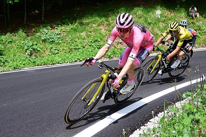 Im Rosa Trikot des Gesamtführenden des Giro d´ Italia Jonas Vingegaard (DEN, Team Visma - Lease a Bike) Gemona del Friuli 1976-2026 - Piancavallo, 109. Giro d Italia