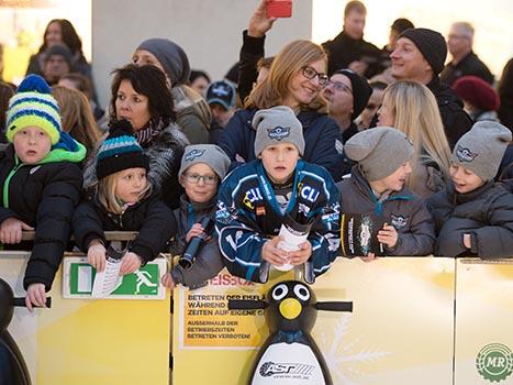 Kinder beim Adventsingen der Liwest Black Wings Linz  am Martin Lutherplatz in Linz.