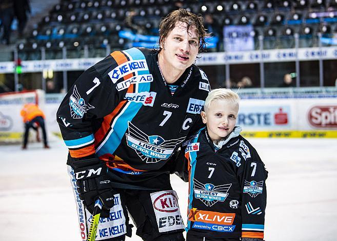 Brian Lebler (EHC Liwest Black Wings Linz) mit Fan  Eishockey,  EHC Liwest Black Wings Linz vs AV 19 Szekesfehervar