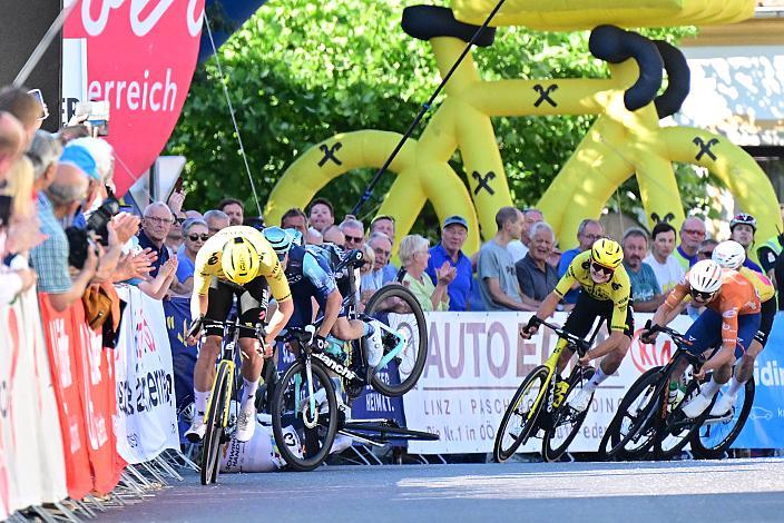 Sieger Henry Hobbs (GBR, Team Visma - Lease a Bike Development Team), Valentin Hofer (AUT, Bahrain Victorious Development Team), 2. Platz Reuben AGE-BROWN (AUS, Team Brennan), 3. Platz Filippo Fortin (ITA, Hrinkow Advarics), ReubenZieleinfahrt in Reichersberg 2. Etappe Eferding - Reichersberg, Oberösterreich Rundfahrt