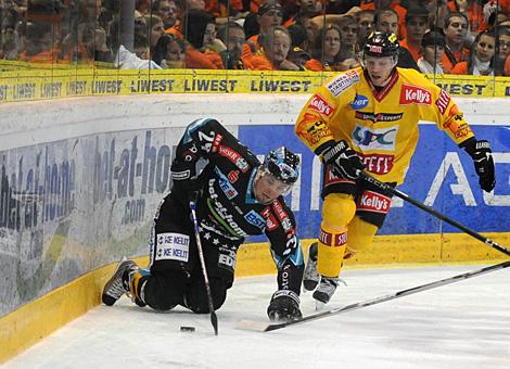 #29 Markus Matthiasson, Stuermer, Liwest Black Wings Linz im Duell am der Bande mit Tino Teppert, Vienna Capitals.