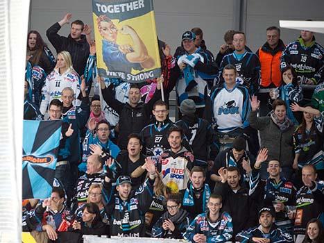 Die Linzer Fans feiern, EHC Liwest Black Wings Linz vs EC Red Bull Salzburg