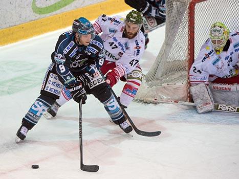 Jason Ulmer, Linz  und Richard Francis Crowley, Bozen, EHC Liwest Black Wings Linz vs HCB Suedtirol, 5. Viertelfinale