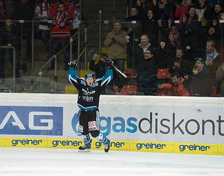 Jason Ulmer (EHC Liwest Black Wings Linz) feiert den Siegtreffer,  EHC Liwest Black Wings Linz vs HC Orli Znojmo, Platzierungsrunde