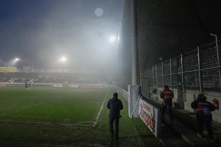 Qualm zieht aus den Katakomben des Gästesektors. Lask vs SV Guntamatic Ried, Admiral Bundesliga, 2021 - 2022