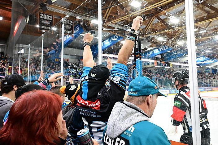 Fans jubeln ICE, Steinbach Black Wings Linz vs HC Tiwag Innsbruck - Die Haie Linz, AG Eisarena 