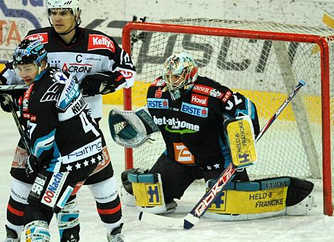 #32 Alex Westlund, Tormann, EHC Liwest Black Wings Linz im Tor der Linzer, im Vordergrund die #4 Lars Helminen, EHC Liwest Black Wings Linz und die #22 Marcel Rodman, Stuermer, HK Acroni Jesenice.