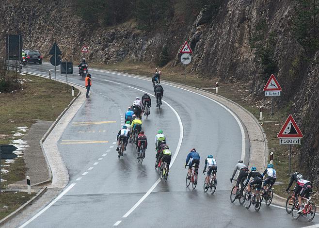 Das Feld nach dem Anstieg Motovun,  4. Grand Prix Laguna Porec UCI 1.2