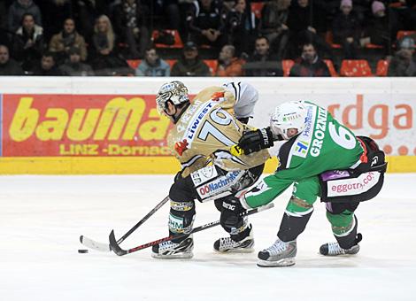 Gregor Baumgartner Liwest Black Wings Linz vs. Bostjan Kroznik HDD TILIA Olimpija Ljubljana