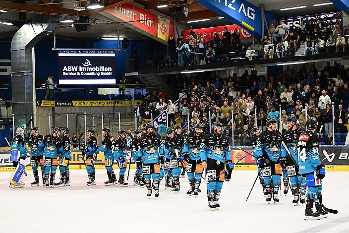 Das Team der Steinbach Black Wings Linz feiern den Heimsieg über die Pioneers Vorarlberg, 1. Runde ICE, Steinbach Black Wings Linz vs Pioneers Vorarlberg , Linz AG Eisarena