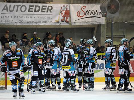 Linz feiert den Sieg, EHC Liwest Black Wings Linz vs. HDD Tilia Olimpija Ljubljana, 3. Semifinale