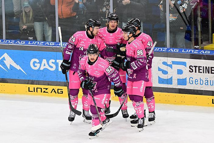 Die Steinbach Black Wings Linz feiern das Tor zum 3 zu 0 durch Oskar Maier (Steinbach Black Wings Linz). ICE, Steinbach Black Wings Linz vs HC Tiwag Innsbruck - Die Haie Linz, AG Eisarena