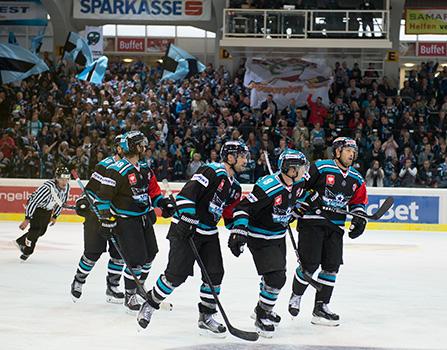 Andrew Jacob Kozek  (EHC Liwest Black Wings Linz, #19) feiert sein Tor, EHC Liwest Black Wings Linz vs Duesseldorfer EG