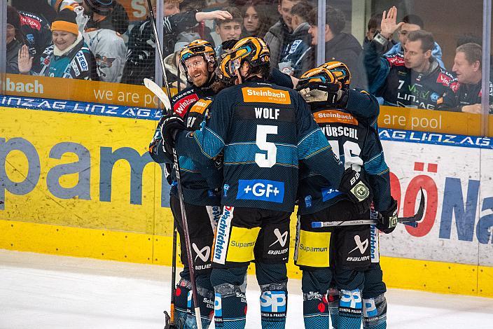 Sean Collins (Steinbach Black Wings Linz) feiert das Tor zum 4 zu 0, Steinbach Black Wings Linz vs spusu Vienna Capitals, Ladies Charity, ICE Eishockey Liga, Linz AG Eisarena