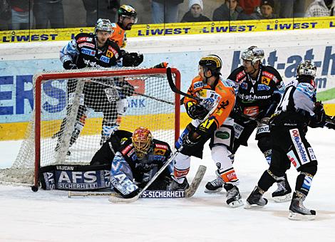 Lorenz Hirn klaert Liwest Black Wings Linz vs. Jean Philippe Pare, Moser Medical Graz 99ers