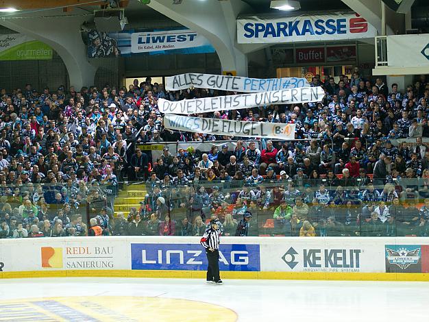 Transparent der Fans fuer Manager Christian Perthaler, EHC Liwest Black Wings Linz vs HCB Suedtirol 