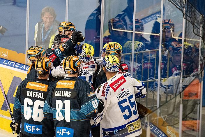 Gerangel an der Bande nach einem Stockschlag von John Hughes (EC iDM Wärmepumpen VSV), Steinbach Black Wings Linz vs EC IDM Wärmepumpen VSV, 2. Runde ICE Eishockey Liga, Linz AG Eisarena