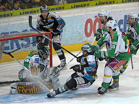 Brian Lebler, Linz vor Tormann Matija Pintaric, Laibach, EHC Liwest Black Wings Linz vs. HDD Tilia Olimpija Ljubljana, 1. Semifinale