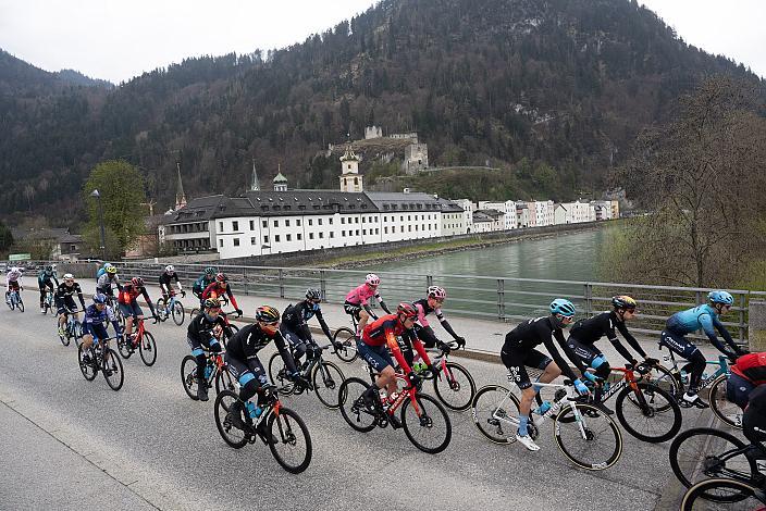 Das Feld am Start in Rattenberg 46. Tour of the Alps, 1. Etappe, Rattenberg - Alpbach 127,5km, Alpbach Tirol 