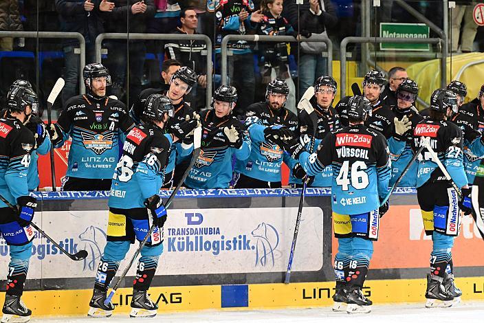 Die Steinbach Black Wings Linz feiern das Tor zum 2 zu 3 . 27. Runde ICE, Steinbach Black Wings Linz vs Pioneers Vorarlberg, Linz AG Eisarena 