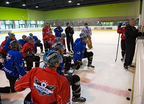 Trainer Robert Daum leitet das Training,  EHC Liwest Black Wings Linz