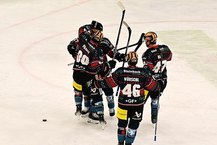 Emilio Romig (Steinbach Black Wings Linz) feiert das 1 zu 0, Weihnachtsspiel, Steinbach Black Wings Linz vs HC TIWAG Innsbruck - Die Haie , Linz AG Eisarena