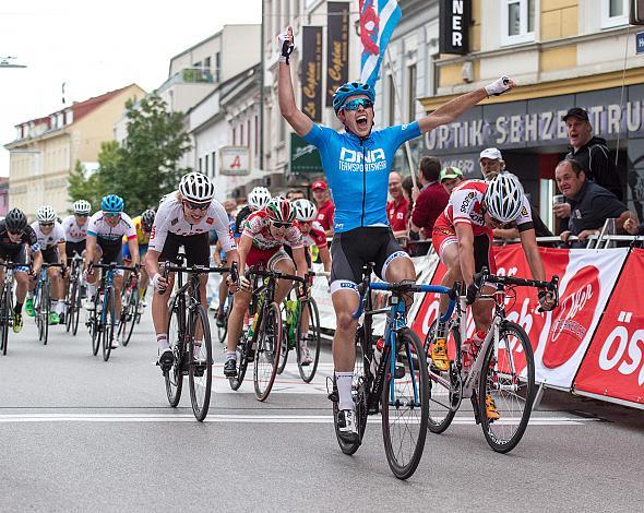 Sieger, Nicolas Malle, FRA, BTWIN U19 Racing Team Mix, 2. Platz Florian Kierner, Team Oberoesterreich, 3. Platz, Richard Holec, LUX, Zielsprint in Perg  