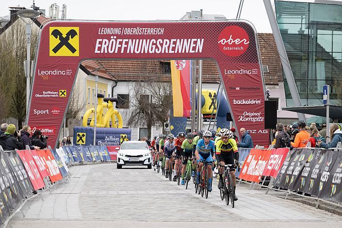 Das Peleton in Leonding mit Lukas Meiler, GER (Team Vorarlberg) Herren Elite, U23, Radliga, 62. Radsaison-Eröffnungsrennen Leonding, Oberösterreich 